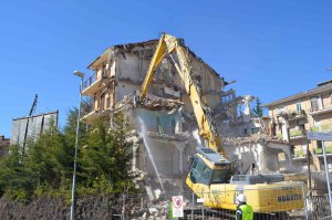 demolizione condominio terremoto